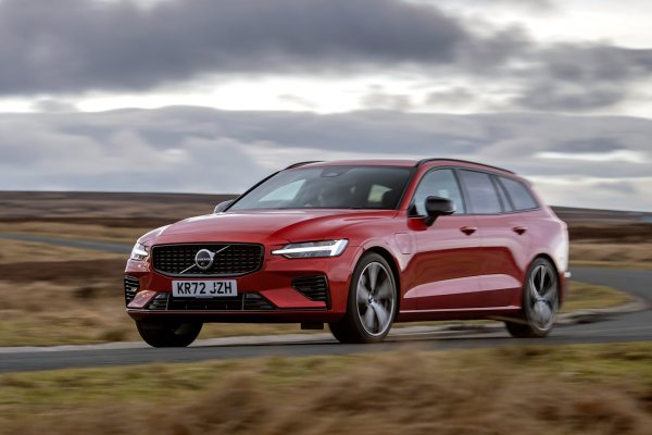 Плюсове - страхотна комбинация от размер, пространство и гъвкавост, ефективен за голяма кола, реален електрически пробег от 80 км

Минуси - хибридната система понякога е недодялана, комфортът на возене не е водещ в класа, не е толкова практично, колкото бихте очаквали

Можете да похарчите много повече пари за модерно електрифицирано Volvo от това. Но V60 комбинира разумно съотношение качество-цена с ефективност, използваем електрически пробег и ежедневна използваемост. Напомня за най-добрите семейни автомобили, които шведската фирма правеше години наред преди да се заиграе с модерния дизайн и острите ръбове.

Колата е изключително чувствителна на електричество при по-ниски скорости и отлична при горивна мощност след това.
Кой нормален човек би казал, че 345 к.с. и ускорение до стотака за 5,4 секунди не са достатъчни за семейната кола? Или възразил срещу возене и управление, които се стремят към комфорта, но не изоставят и скоростта?

Интелигентен, привлекателен, добре подбран интериор, пълен с практични решения за съхранение и 519-литров багажник, който се предлага със собствен изскачащ органайзер и еластичен държач за чанти.

Версията V60 T6 Recharge включва хибридна система, която осигурява 90 км електрически пробег по WLTP.